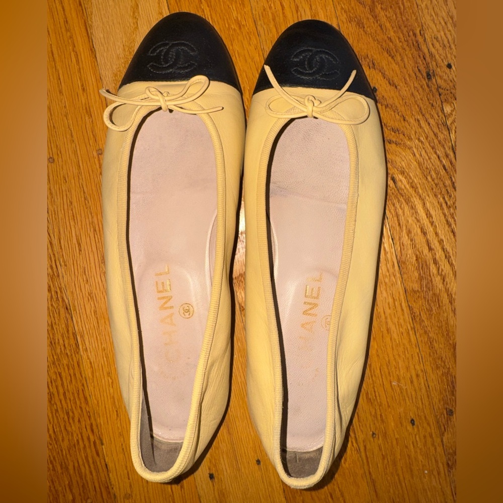 CHANEL Beige and Black Classic Ballerinas Flats with Bow Detail - Picture 2 of 4
